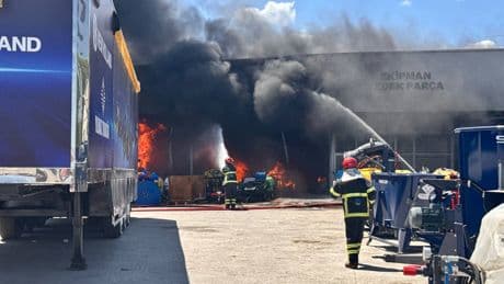 Sakarya'da yedek parça deposunda yangın! Patlamalar oldu