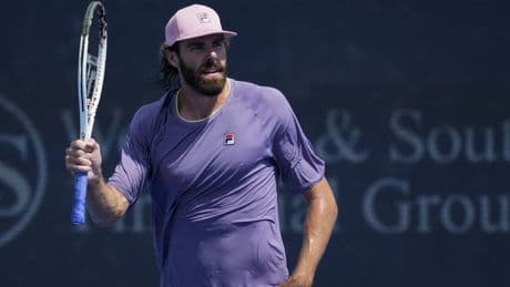 Quién es Opelka, el gigante de 2,11 metros que superó un tumor con el que debuta Alcaraz en el US Open 2025