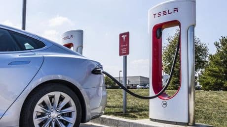 Tesla lancia la prima stazione di ricarica alimentata da energia solare e a impatto zero