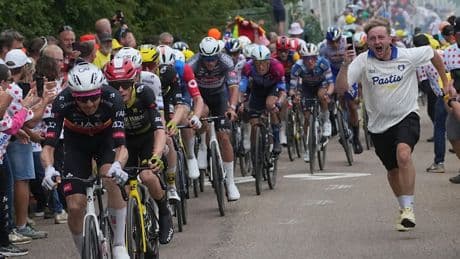Zu dicht an der Strecke - Tour-Profis schlagen nach Zuschauern