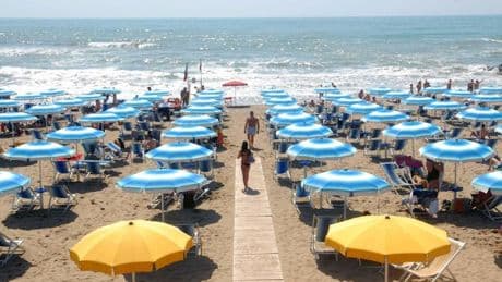 Caro ombrellone, quanto si spende all'estero? Dai 12 euro in Costa Brava ai 30 di Saint Tropez: i prezzi nelle località estere più gettonate