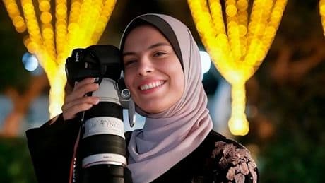 Le portrait de la journaliste palestinienne tuée par Israël, Fatima Hassouna n’a pas été généré par IA