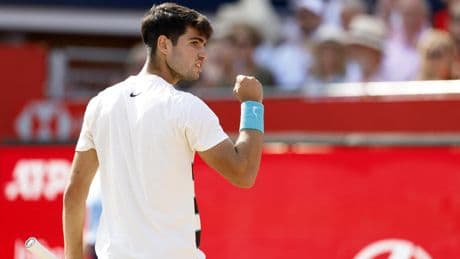 Un Alcaraz sin fisuras vence por la vía rápida a Walton en su estreno de la temporada de hierba en Queen's