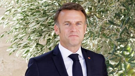 Il militarista Macron scalpita: dichiara guerra alle ambasciate