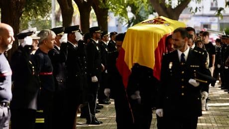 La Policía Nacional despide al agente fallecido en un accidente con atracadores en Torremolinos y le otorga la Cruz al Mérito