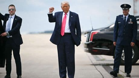 Stukje bij beetje verdwijnen de vangrails die Trump in het gareel moeten houden