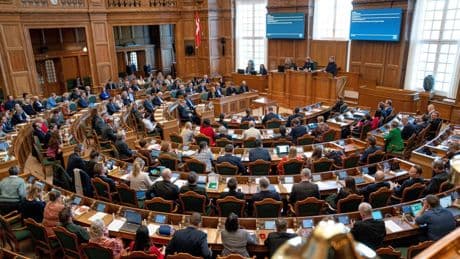Wir brauchen eine Demokratie ohne Adjektive