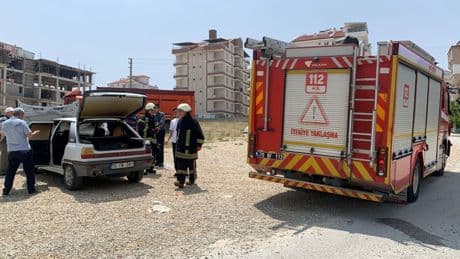 Park halindeki otomobil alev aldı