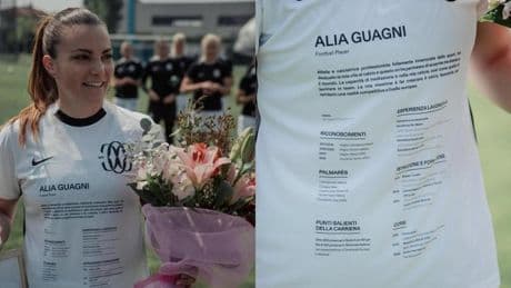 Alia Guagni lascia il calcio e gioca l’ultima partita con il curriculum vitae stampato sulla maglia