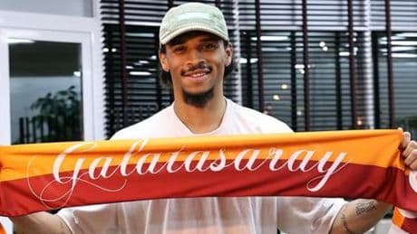 Sané ya está en Estambul y despierta pasiones