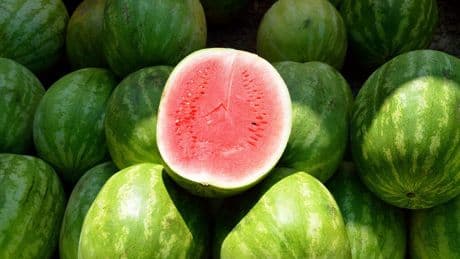 Mientras todo se pone más caro que nunca, dos frutas están bajando de forma sorprendente: el melón y la sandía