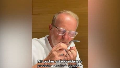 El placer de unos estadounidenses al probar en Asturias la tarta de queso por primera vez