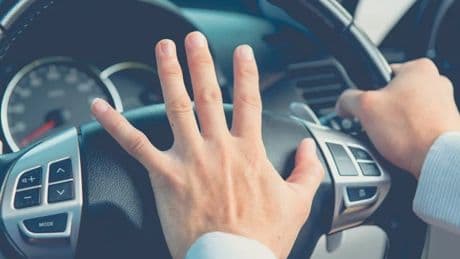 Cada vez somos más cívicos, pero el 50 % de los conductores reconoce que insulta a otros