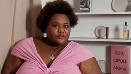 Avec son roman « Avale », la comédienne Séphora Pondi dévoile une intensité surprenante