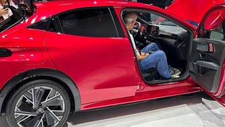 Nuova Renault Clio, rivoluzione totale: design riscritto ed evidente salto di qualità