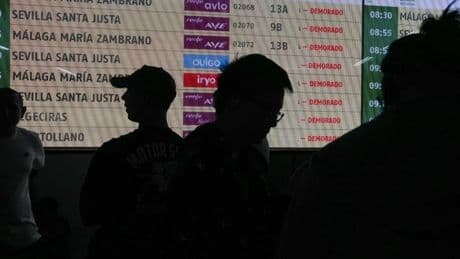 El apagón y el corte del AVE retan al Gobierno en su gestión de los servicios públicos