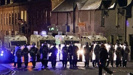 « Je ne veux pas fuir, je n’ai rien fait de mal » : l’Irlande du Nord fracturée par une semaine d’émeutes racistes