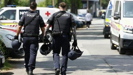 Massacro in una scuola di Graz in Austria, almeno 10 morti tra cui l’attentatore: è un ex studente che si sentiva bullizzato