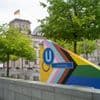 Pünktlich zum CSD in Berlin : BVG verziert U-Bahnhof Bundestag mit Pride-Flagge
