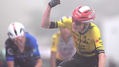 Jonas Vingegaard valt in de stromende regen, staat op en grijpt dubbelslag in Vuelta