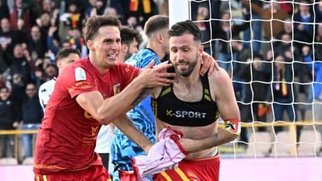 <p>Catanzaro in semifinale: il Cesena sbaglia un rigore, Iemmello letale</p>