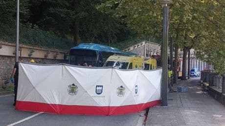 Fallece el conductor de un vehículo en un accidente con un autobús en Tolosa