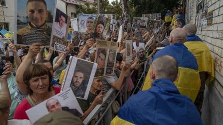 «Le cœur d’une mère me dit qu’il faut continuer à chercher» : en Ukraine, les familles sur la trace des soldats disparus