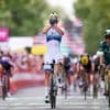 Dit jaar lukt het Wiebes wel: ze wint de sprint en pakt de derde etappe in de Tour