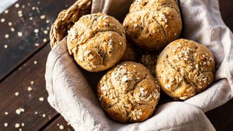 Statt Brötchen vom Bäcker: Schnelles Rezept für Haferflocken-Brötchen geht viral