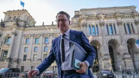 CDU-General Carsten Linnemann - Erst die Merz-Absage, dann Skat kloppen