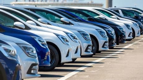 Auténticos paraísos fiscales para el impuesto de circulación: estos pequeños pueblos españoles tienen hasta 50 coches censados por cada habitante empadronado