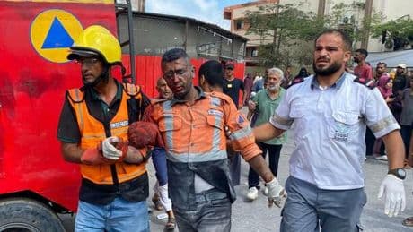Gaza, la disperazione del medico dell'ospedale distrutto da Israele: «Ero ferito, provavo a salvare chi moriva intorno a me»