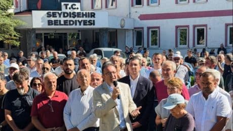 Başkan CHP’den AKP’ye geçmişti: Belediye önünde eylem