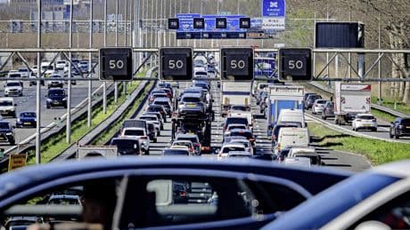 Vakantiegangers dupe van wekenlang wegwerk A4: ’Ga met de trein naar Schiphol’