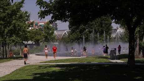 Los madrileños ya pueden refrescarse en la playa de Madrid Río, La Gavia y Plaza España