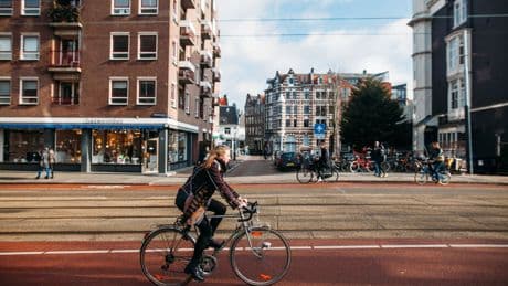CBS: bijna helft jonge vrouwen maakt weleens omweg vanwege gevoel van onveiligheid