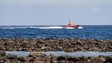 Salvamento Marítimo rescata a 62 migrantes de una patera cerca de Lanzarote
