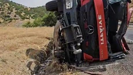 Yangına giden itfaiye aracı devrildi: 1 ölü, 2 yaralı