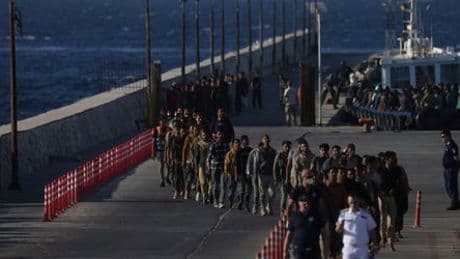 Griechenland setzt Asylverfahren für Migranten zeitweise aus