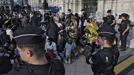 Évacuation de l’Hôtel de ville de Paris : 250 personnes dont des enfants et des mères isolés renvoyés à la rue