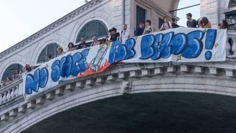 Nascono i “No Space for Bezos". Anpi e No global pronti a boicottare il matrimonio di Mr Amazon