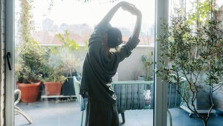 Die 3-Minuten-Routine: Longevity-Experte verrät: Wer so in den Tag startet, lebt länger
