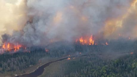 "Nous sommes face à un monstre": nouvelles évacuations au Canada face aux incendies de forêts