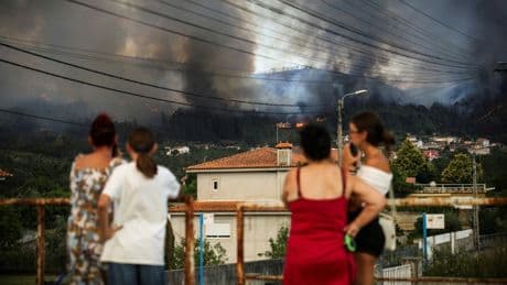 Portugal : près de 2 700 pompiers luttent contre plusieurs incendies