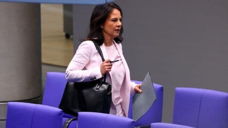 Abgang in Berlin „Nie wieder Fußball-Weltmeister“, warnt Baerbock vor der AfD