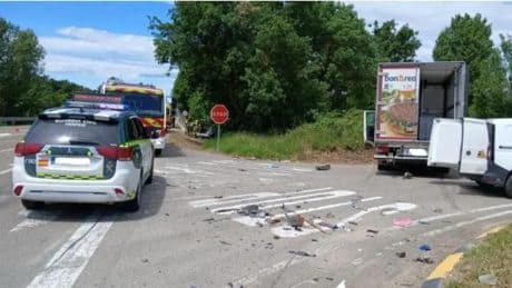 Herido grave un hombre de 71 años en un accidente de tráfico entre un coche y un camión en Huesca