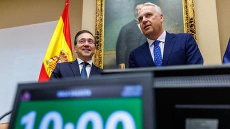 Albares pide al PP que deje de enviar “cartas incendiarias” para boicotear el uso del catalán en Europa