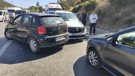 Direksiyon başında fenalaşan sürücü 3 araca çarptı: 1 yaralı