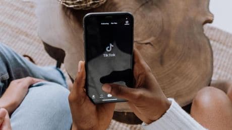 Descargas gratis de Office o Spotify en TikTok: los vídeos virales que los hackers usan para robar tus datos bancarios