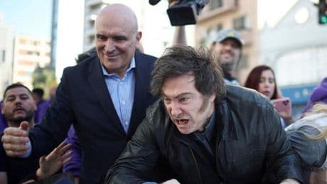 Milei, evacuado de un acto electoral tras el lanzamiento de piedras y huevos contra la comitiva